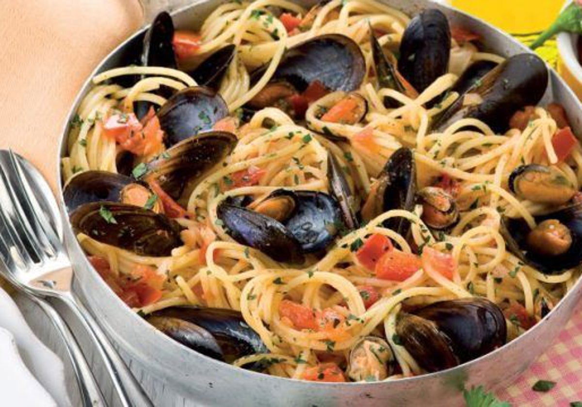 Un buen plato de espaguetis con mejillones.