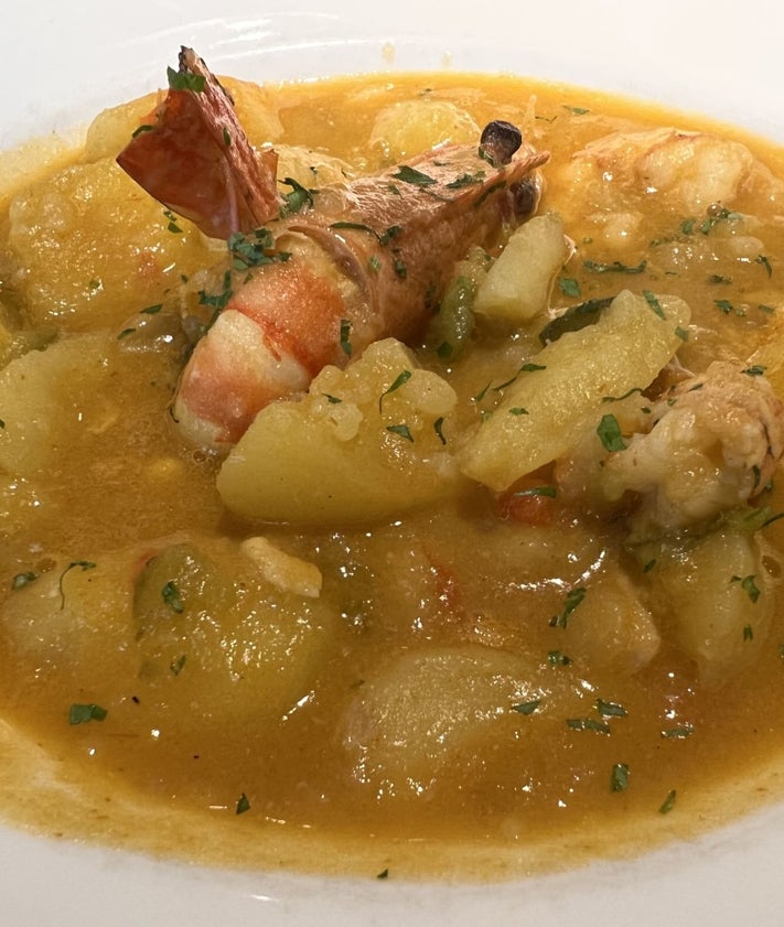 Imagen secundaria 2 - Pastel de puerros y gambas, trozos de maganos en su tinta y marmita de langostinos. 