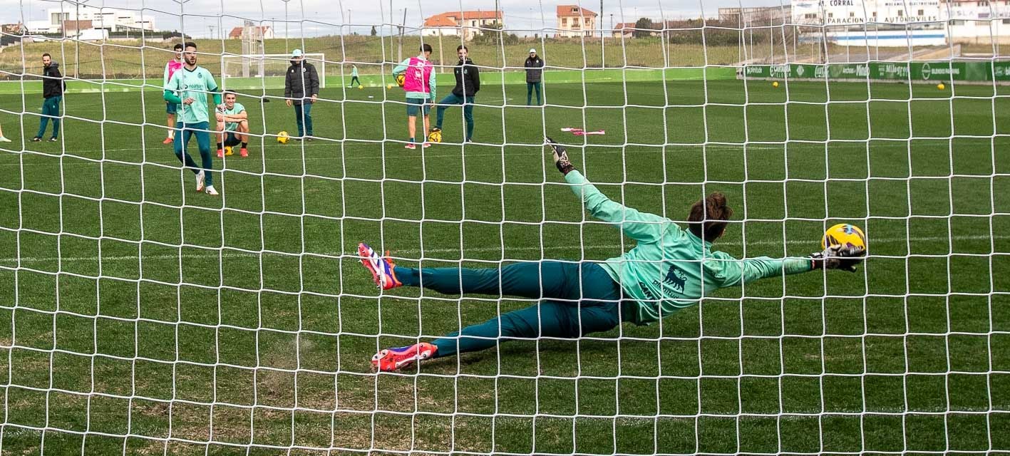 Andrés Martín lanza un penalti que detiene Ezkieta. 