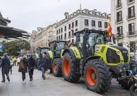 Los tractores, este viernes, aparcados frente a la Delegación del Gobierno.