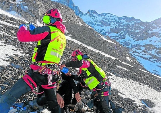 Los bomberos de Asturias atendieron a Senén Turienzo tras ser encontrado en Jou de los Boches.