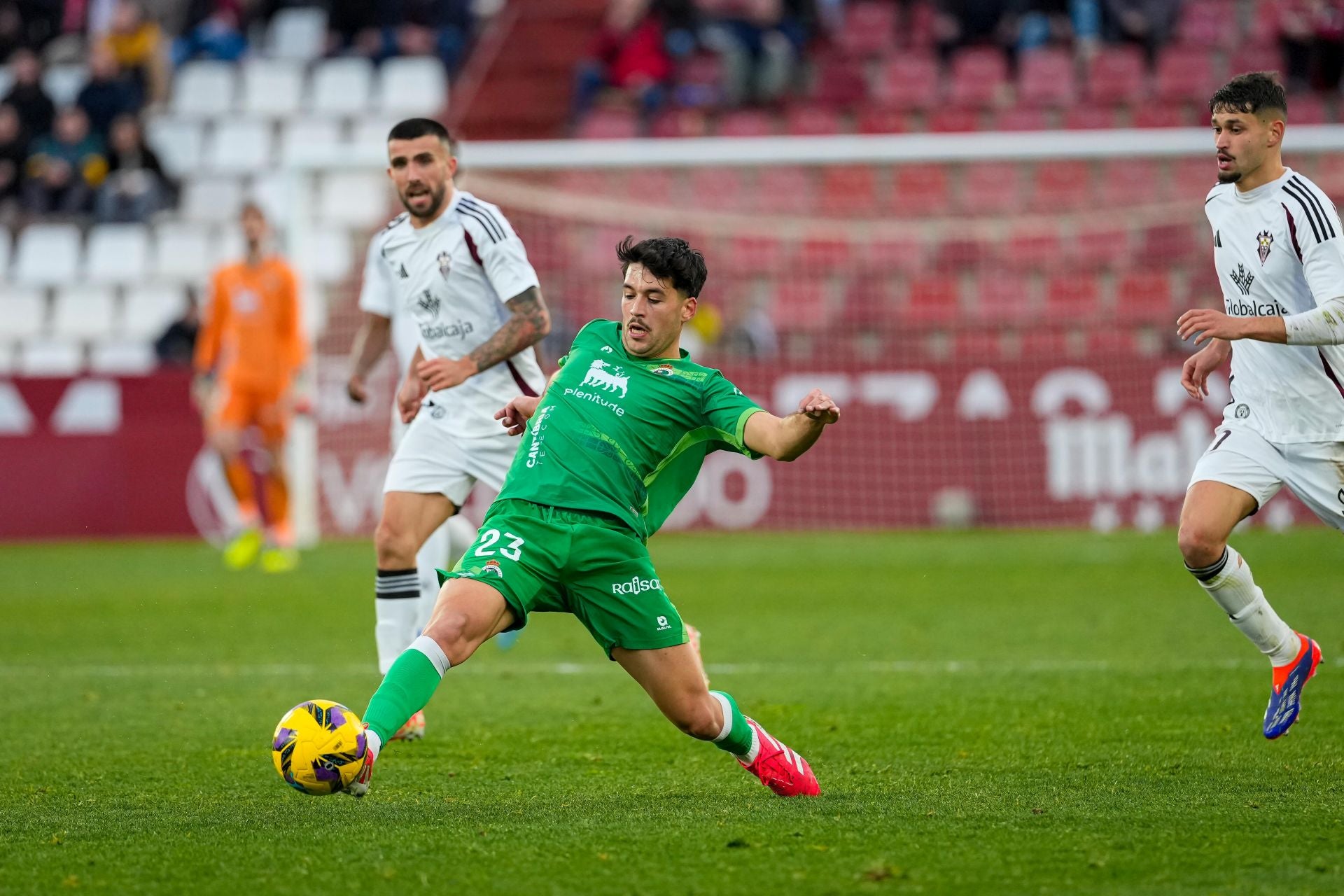 Meseguer debutó ante el Albacete con la camiseta del Racing. 