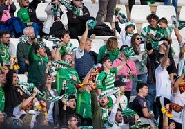 Aficionados racinguistas en las gradas del campo municipal del Albacete.