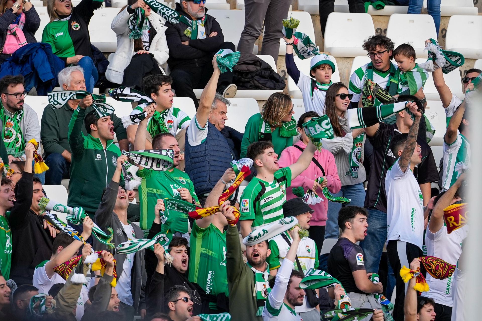 A pesar de la distancia los incondicionales del Racing no faltaron a la cita para animar a su equipo. 