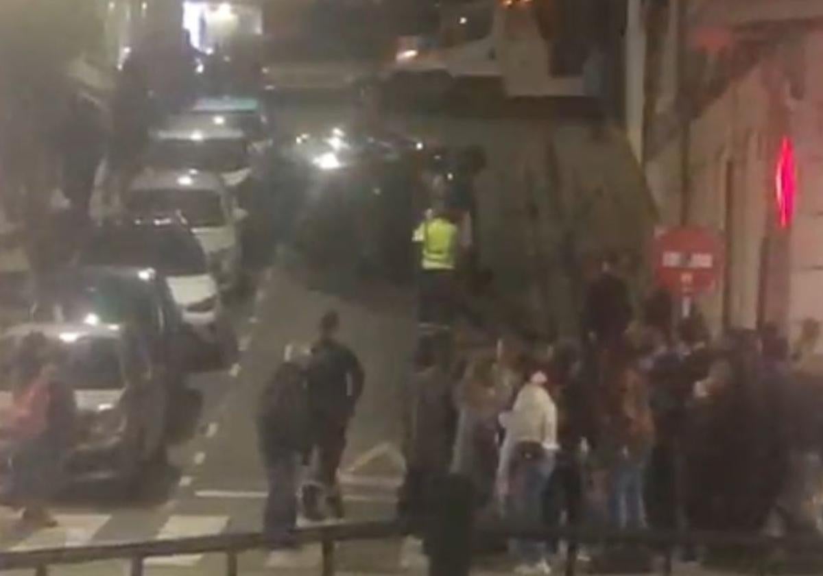 Los paseantes observan el vehículo volcado en pleno centro de Santander.