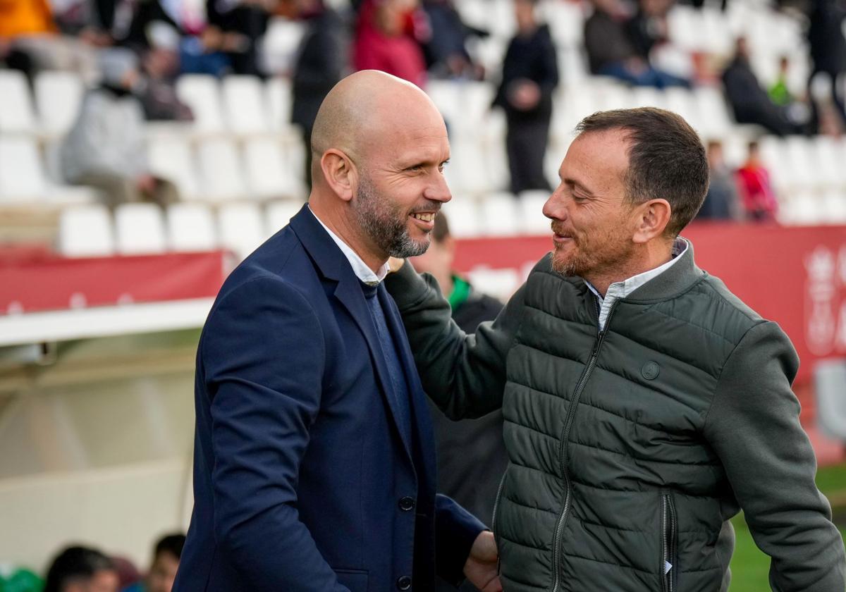 José Alberto y Alberto González se saludan antes de comenzar el encuentro.