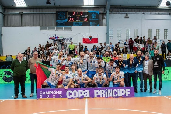 Los jugadores del Textil posan con la Copa del Príncipe ganada en San Sadurniño