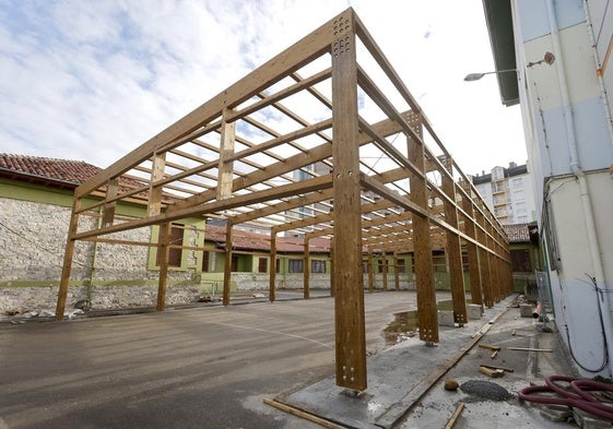 Estado de las obras de la nueva cubierta del colegio Menéndez Pelayo de Torrelavega.