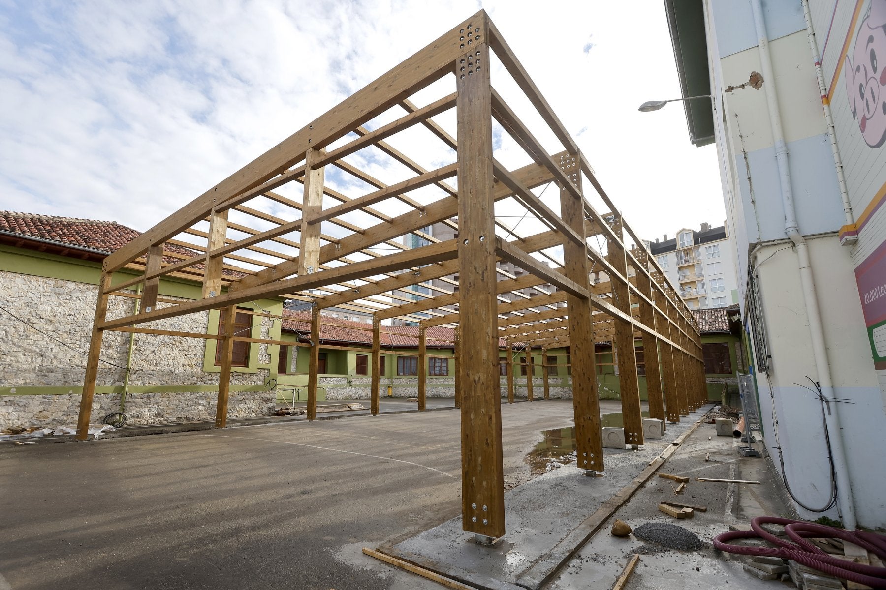 Estado de las obras de la nueva cubierta del colegio Menéndez Pelayo de Torrelavega.