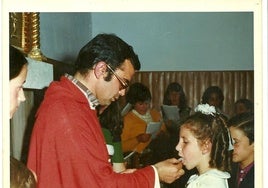 Agapito dando la comunión a la niña María Jesús López (1975).