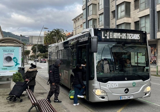 Usuarios acceden a un autobús urbano en Castro Urdiales.