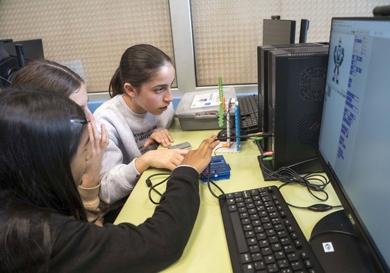 Alumnas participando en un taller.