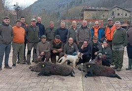 Integrantes de la cuadrilla 40, dirigida por Ignacio Cosío, con los dos jabalíes que cazaron en Negreo Troncos.