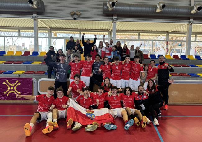 La selección cadete masculina, que entrena María Lanza, celebra su bronce en la Copa.