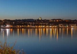 Imagen de San Vicente de noche con el nuevo alumbrado desde el puente de La Maza.