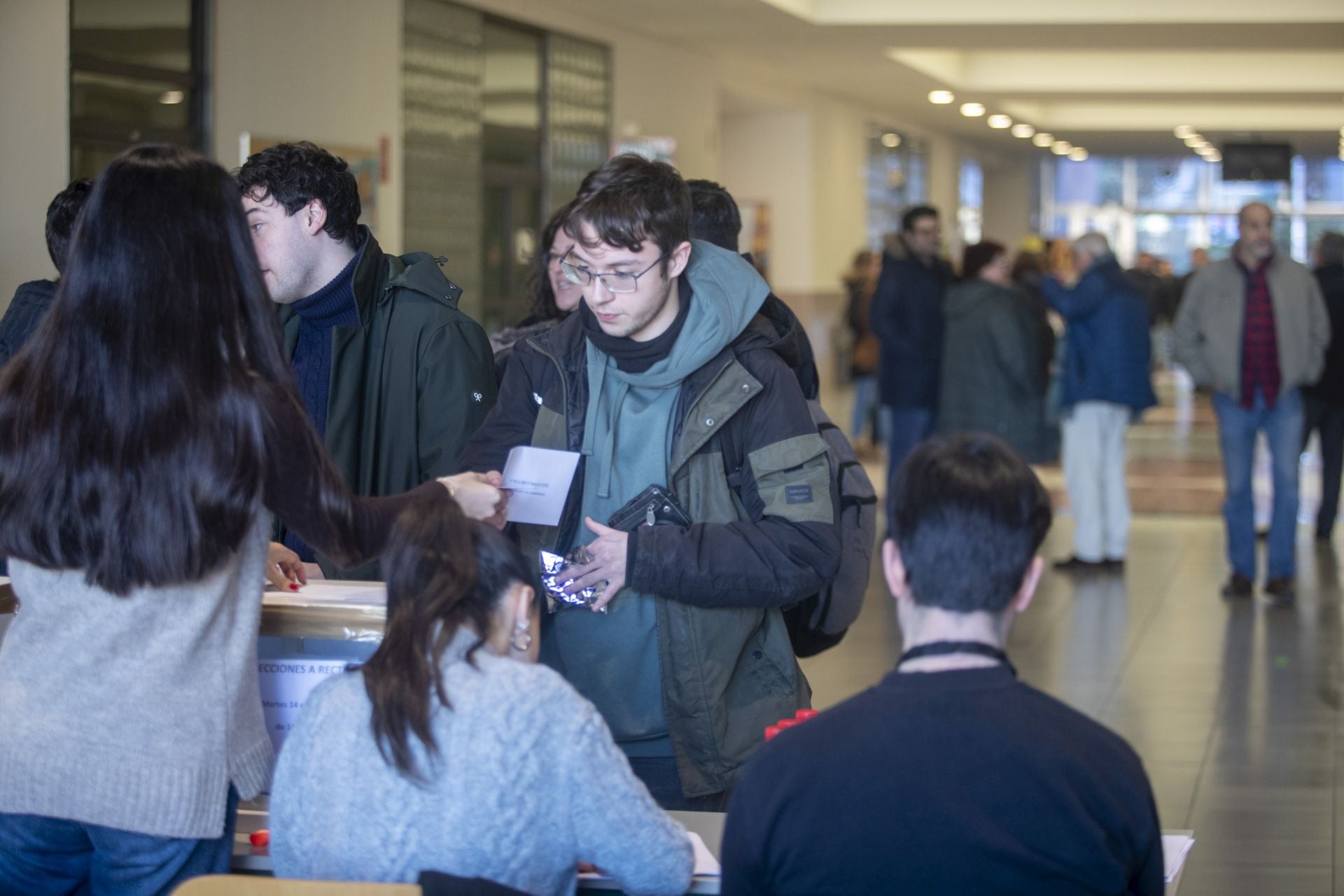 Alumnos votando en el edificio de la Facultad de Derecho y de Ciencias Económicas y Empresariales. 