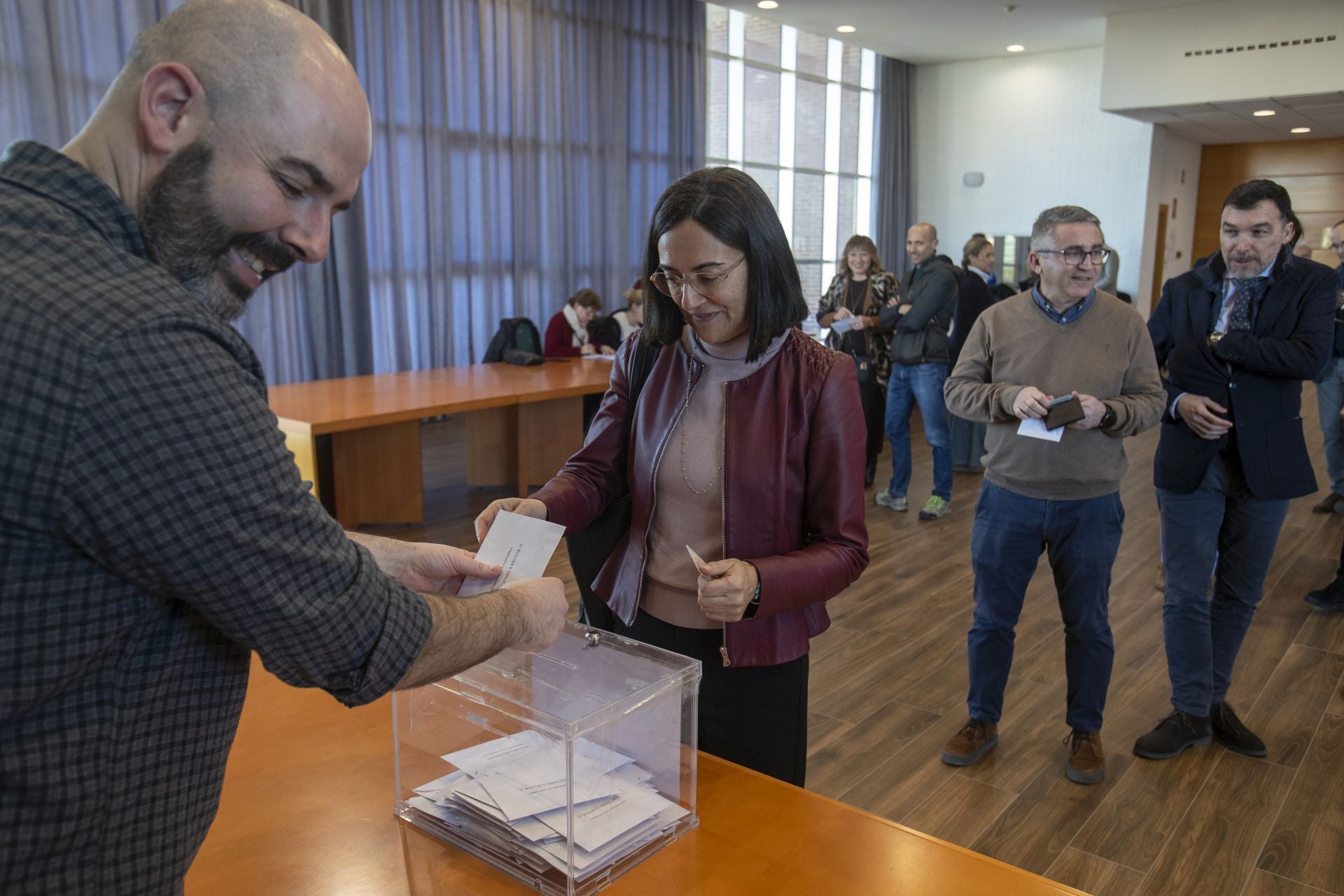 La candidata Conchi López ha votado a las 11.30 horas en la sala Gómez Laá, en el campus de Las Llamas. 