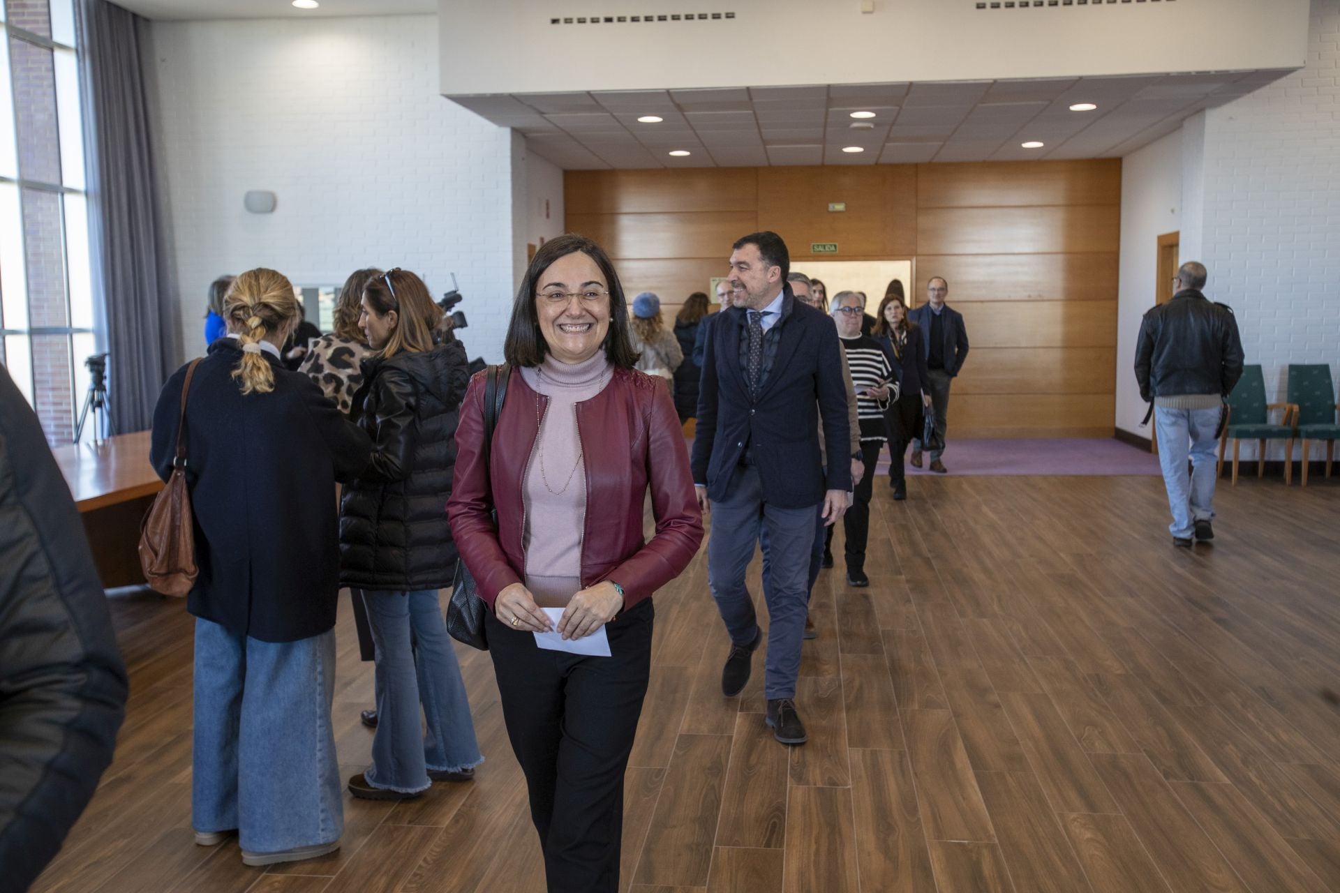 La catedrática Conchi López, a su llegada a la mesa electoral. 