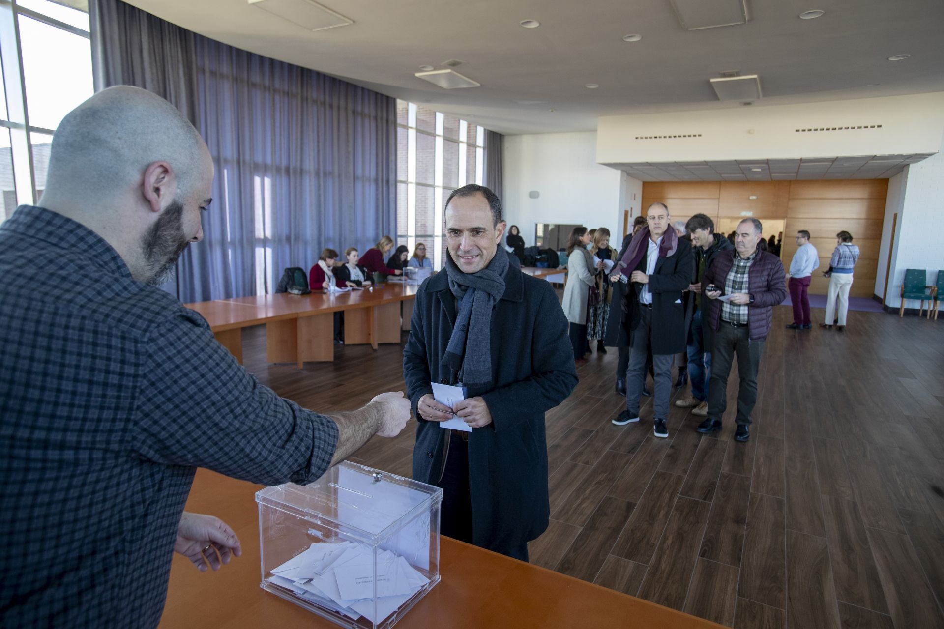 El candidato Mario Mañana ha votado a las 11.00 horas en la sala Gómez Laál