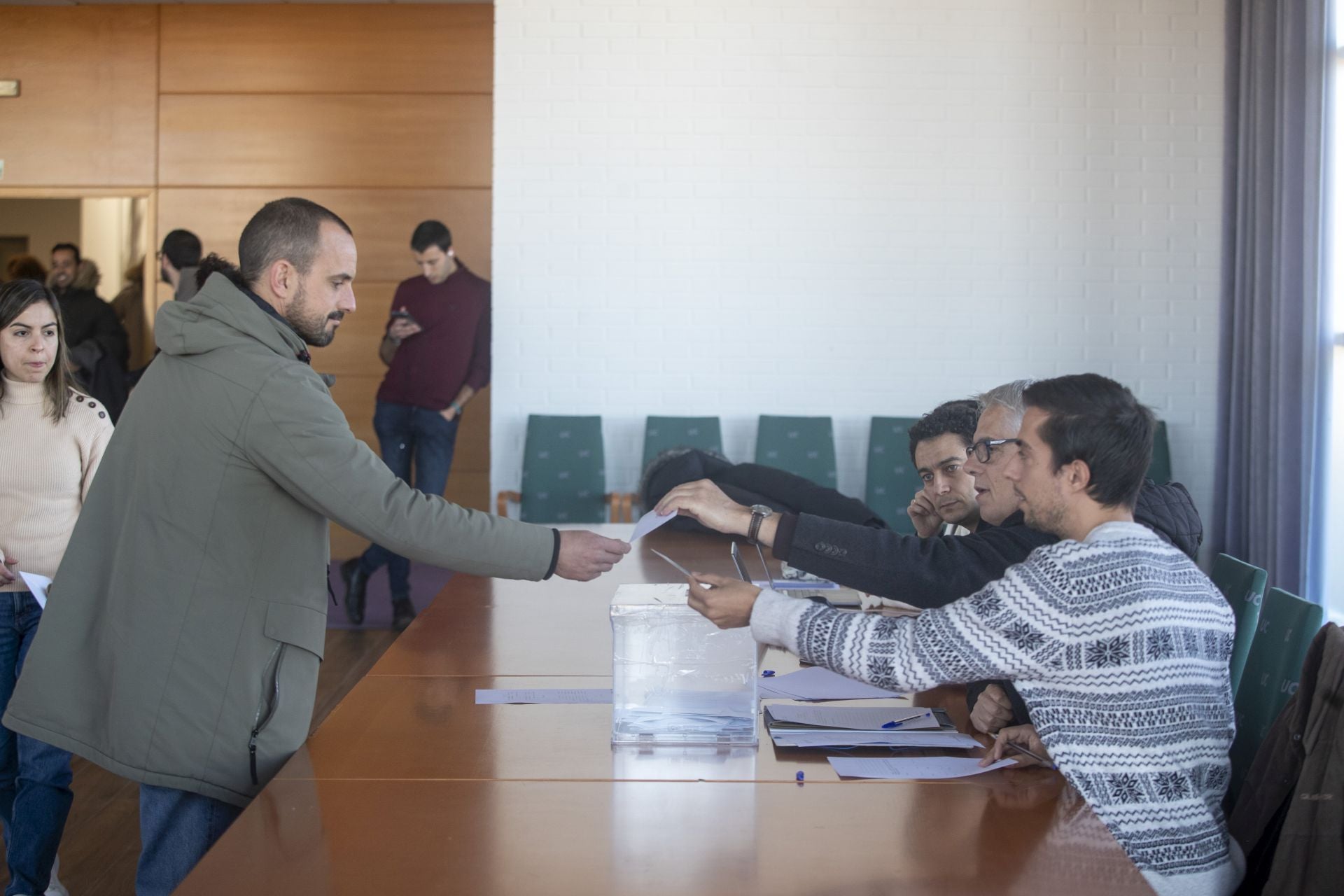 Uno de los profesores de la UC vota en la sala Gómez Laá.