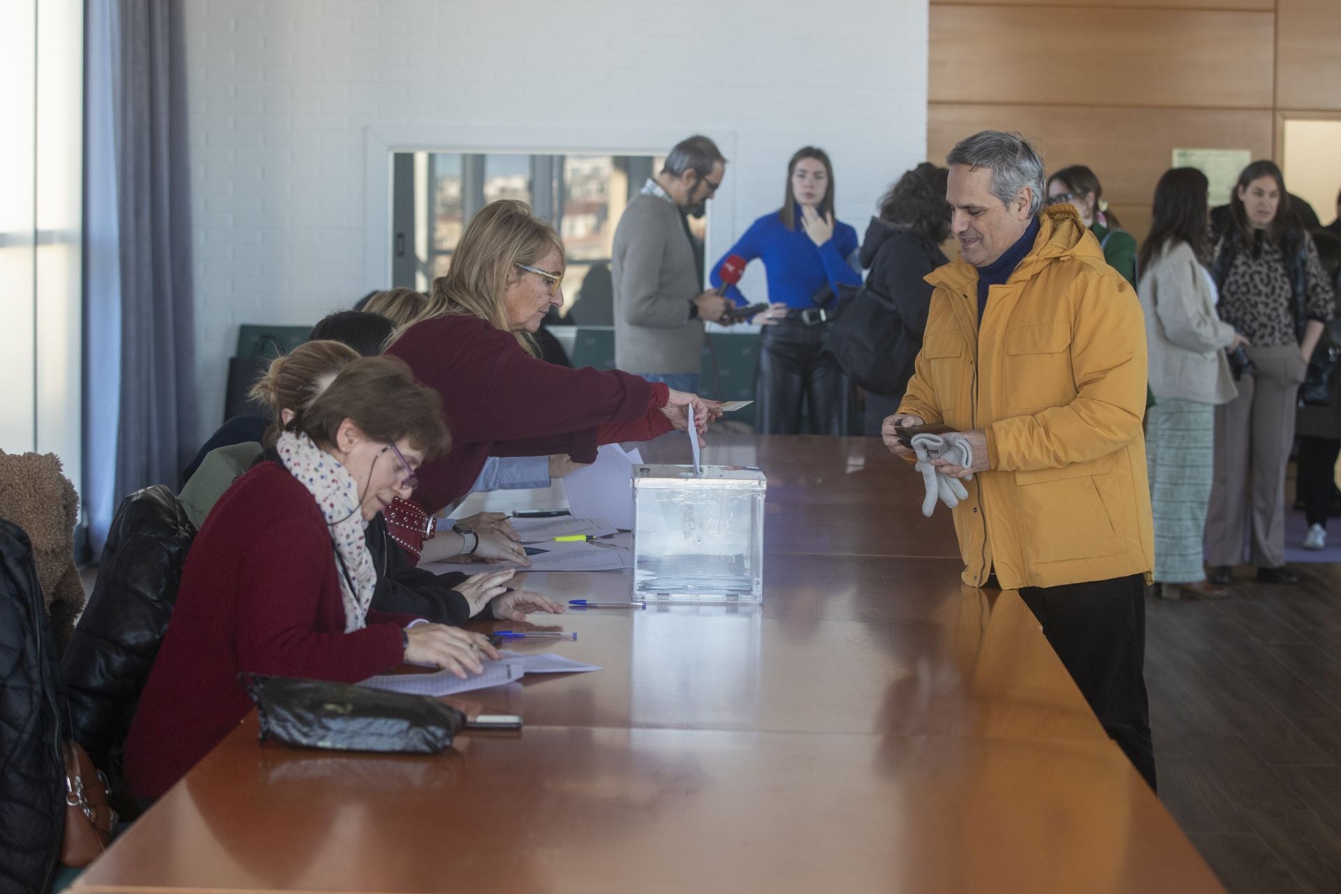 Uno de los miembros de la plantilla de Gestión, Administración y Servicios ejerce su derecho al voto. 