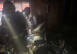 Los bomberos en el interior del salón siniestrado