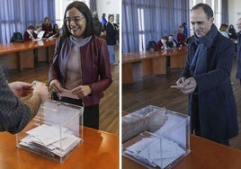 Conchi López y Mario Mañana ejerciendo su derecho al voto en la sala Gómez Laá, en el campus de Las Llamas de Santander.