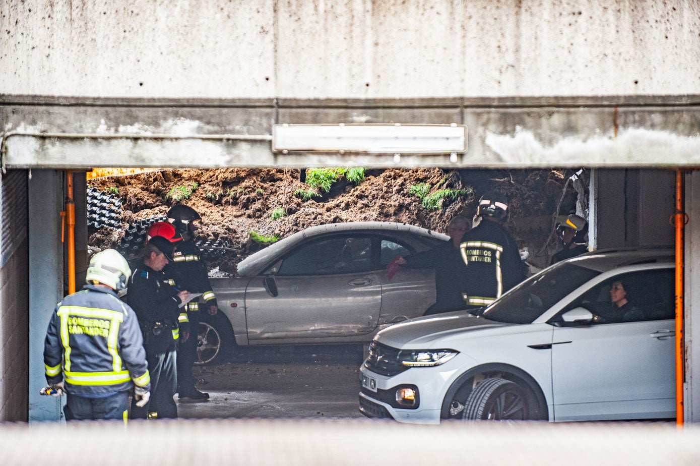 En total, casi un centenar de coches se vieron afectados: algunos quedaron aplastados y otros sufrieron daños importantes, como lunas rotas o capós medio destrozados.