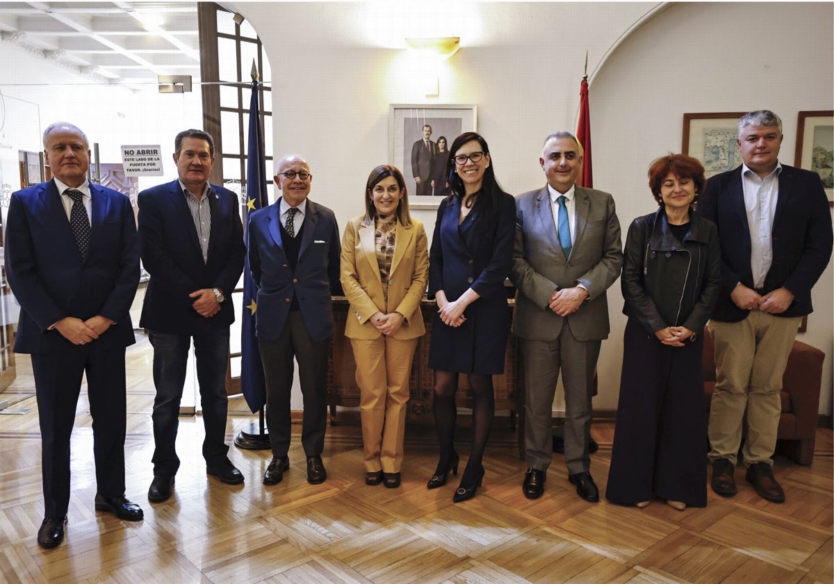 La presidenta Buruaga, en el centro, tras su reunión con la embajadora de España en México, acompañada por miembros de la delegación cántabra.