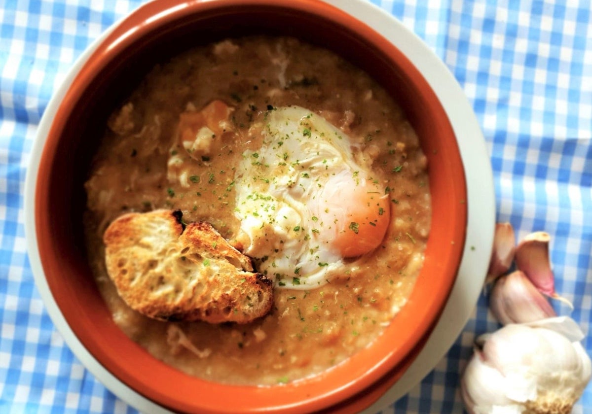 Para hacer frente al frío de esta semana, nada mejor una sopa de ajo.