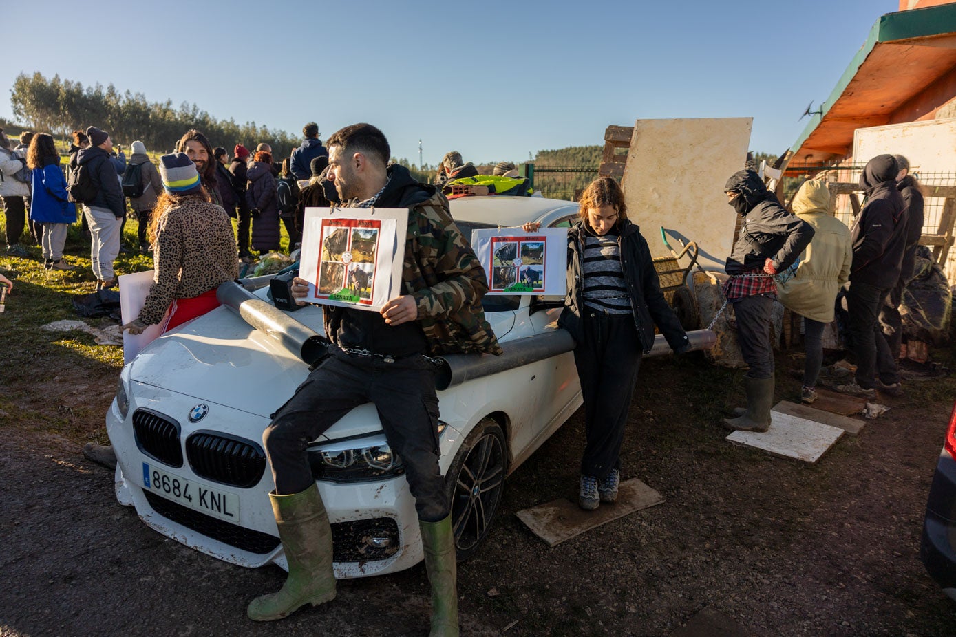 Se organizó un muro de personas y coches en el acceso al refugio para impedir que entrara el camión del Seprona. 