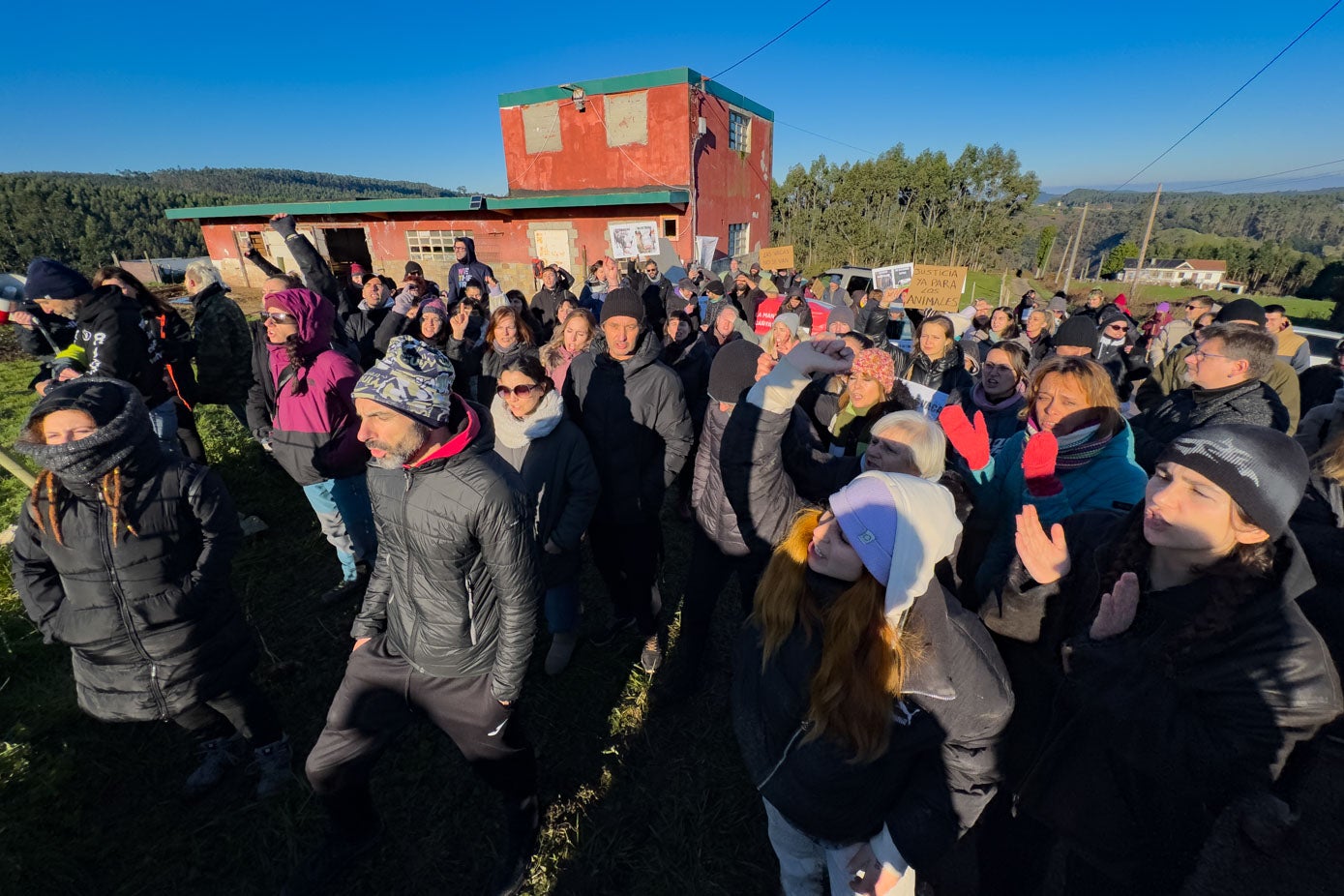 Más de ciento cincuenta personas se concentraron frente al refugio.