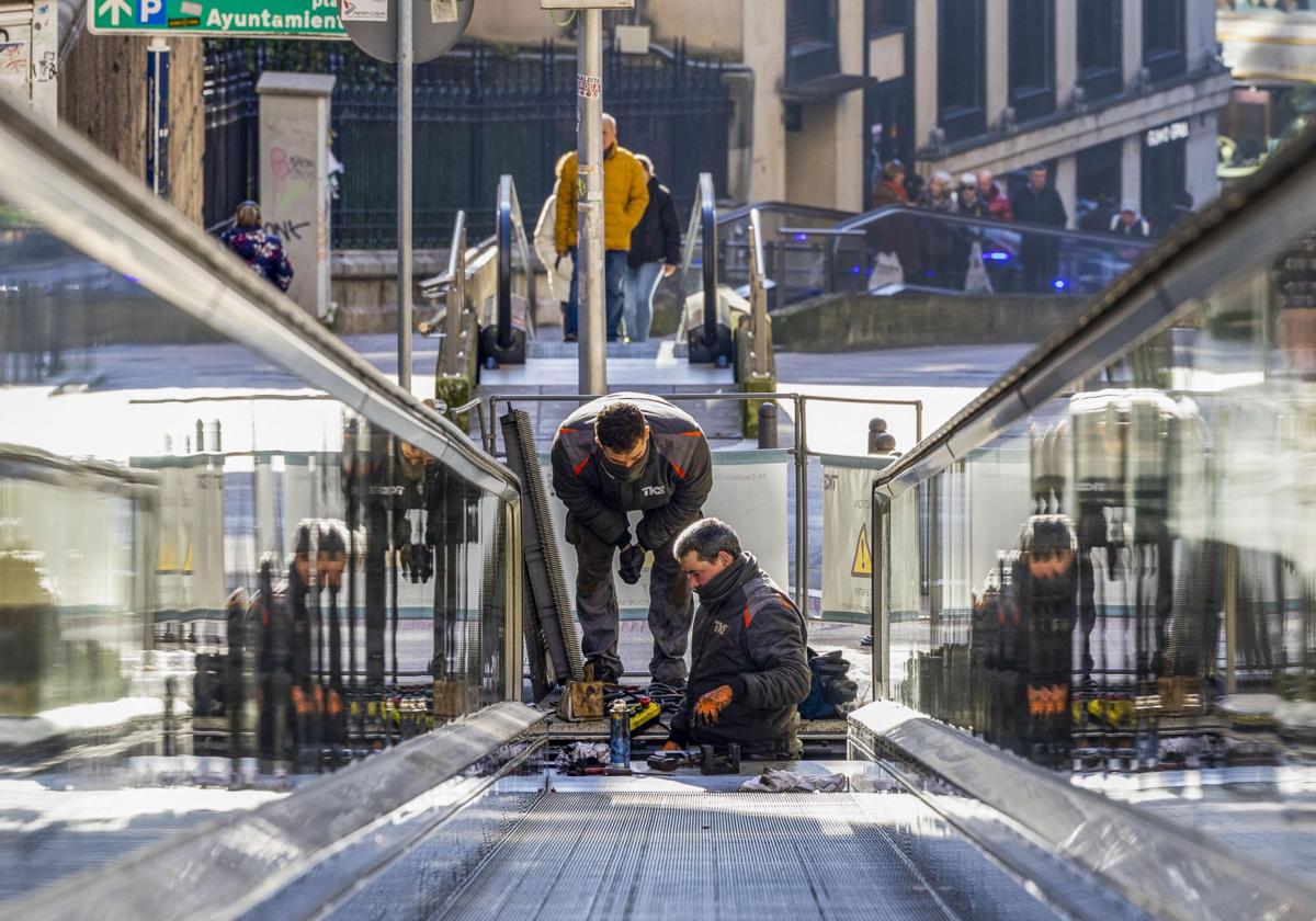 Operarios de TK repararon este miércoles varios tramos de escaleras mecánicas de Santander.