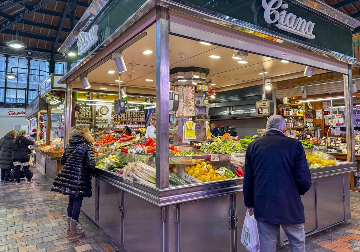 El puesto de Frutas Ciana se ha mantenido abierto durante este jueves.