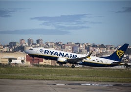 Un avión de Ryanair despega del Seve con Santander al fondo.