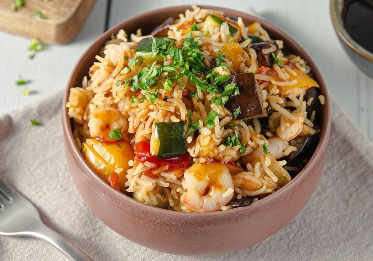 Arroz salteado con gambas y verduras.