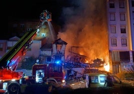 Los bomberos durante la extinción del fuego del pasado mes de octubre en La Albericia.