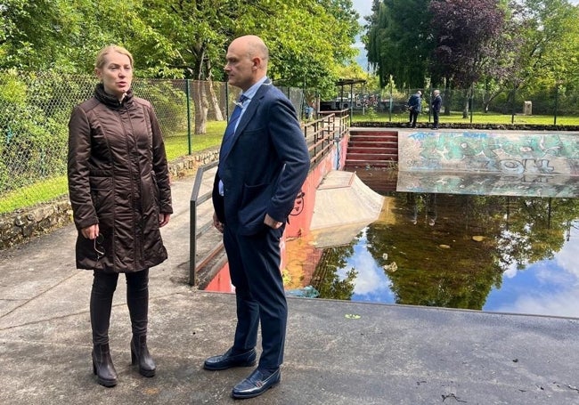 Guillermina Fernández y Julio Arranz junto a la inundada pista de skate.