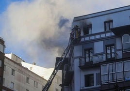 Los bomberos, apagando el incendio.