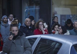 Varios vecinos observan insólitos el incendio del edificio.