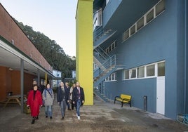 Un momento de la visita del consejero ante la fachada restaurada.