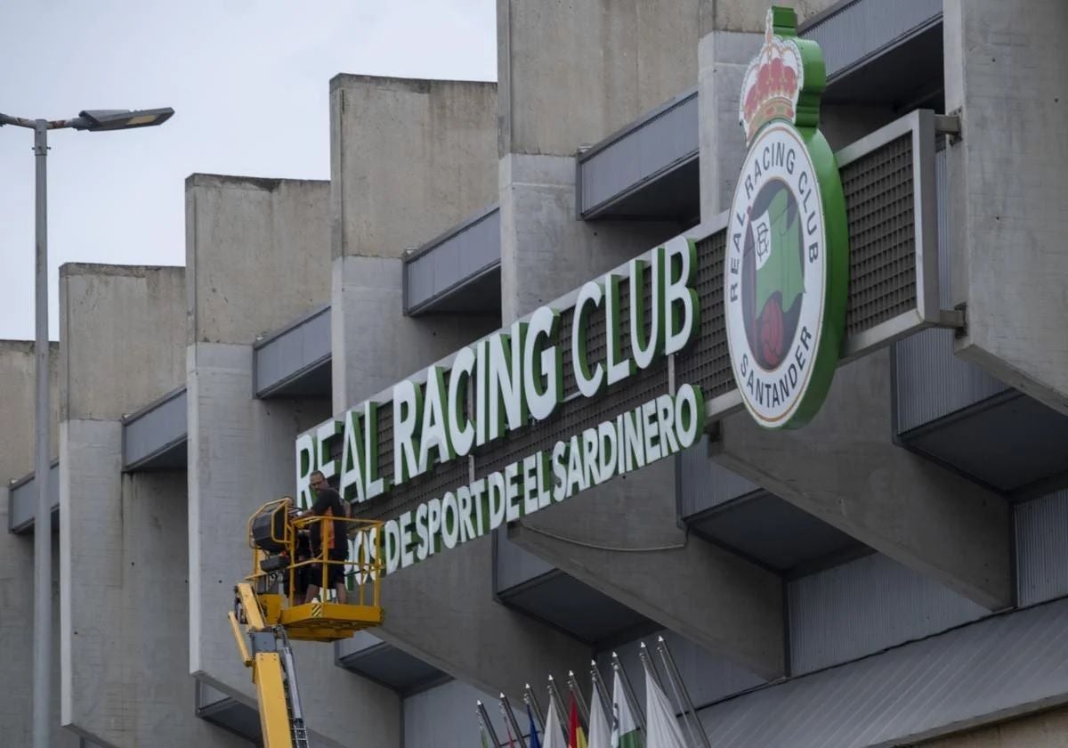 Las letras de la fachada y el escudo del estadio mientras se estaban cambiando este verano.