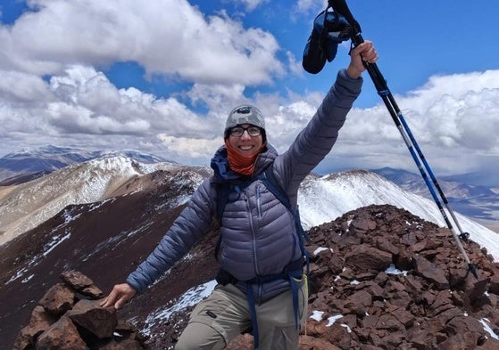 Vanesa Almeida, en la cima del Pico Negro en los Andes