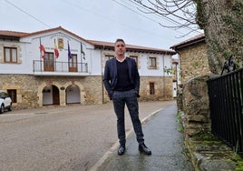 El alcalde de Santiurde de Toranzo, el popular Víctor Concha, delante de la Casa Consistorial.