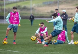 Sangalli, que hoy será titular, dispara durante una sesión en La Albericia, rodeado de algunos de sus compañeros.