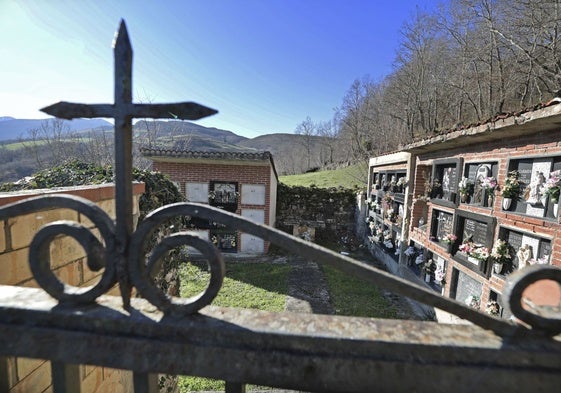 El cementerio de Correpoco, con parte de uno de sus muros desprendido.