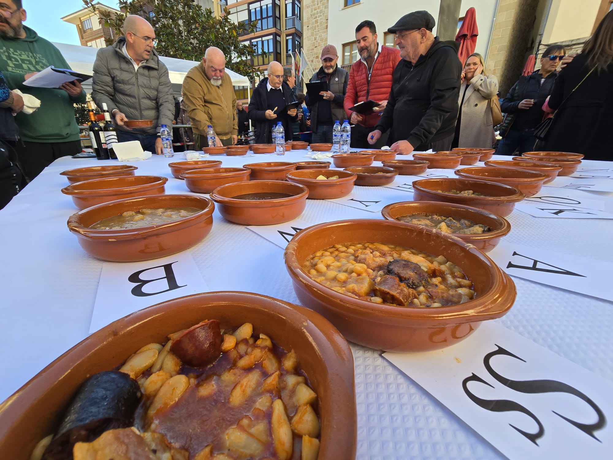 El jurado del concurso gastronómico valorando las diferentes propuestas