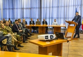 El decano de la Facultad de Ciencias Económicas y Empresariales, Jesús Collado, durante la presentación ayer del Programa Ejecutivo de Gestión Directiva, en la UC.