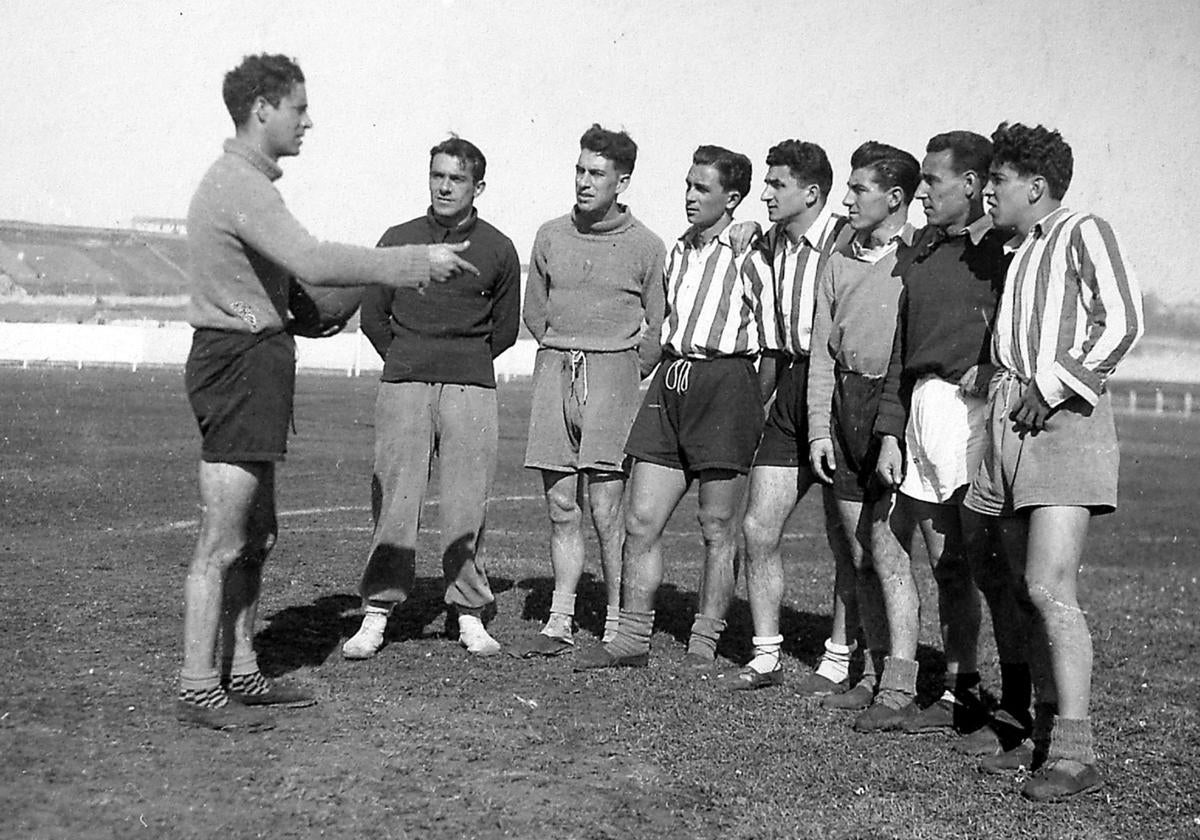 El entrenador del Racing, Gabriel Andonegui, dirigiéndose, de izquierda a derecha, a Garín, Saras, Ameztoy, Muñoz, Orizaola, Martínez y Tuya en la temporada 1944-45.