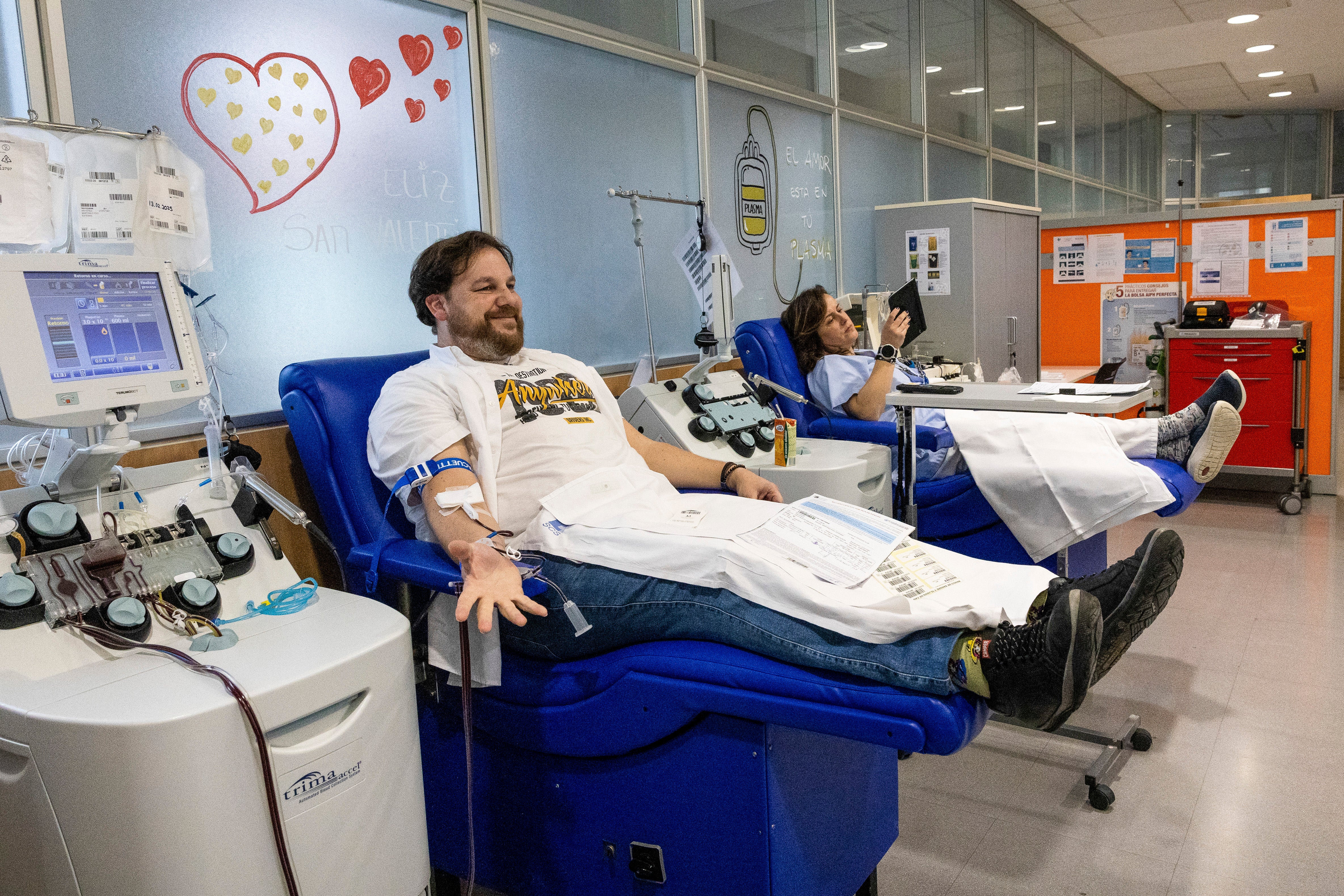 Esteban Martínez y Andrea Ruiz, dos donantes de aféresis, en pleno proceso en la sala del Banco de Sangre.